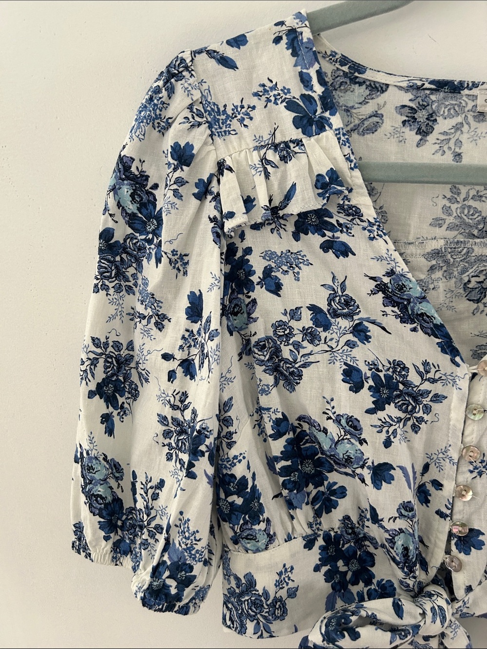Cupcakes & Cashmere Tie-Front Crop Top Blue/White Floral Ruffle Peasant Milkmaid - Picture 3 of 16